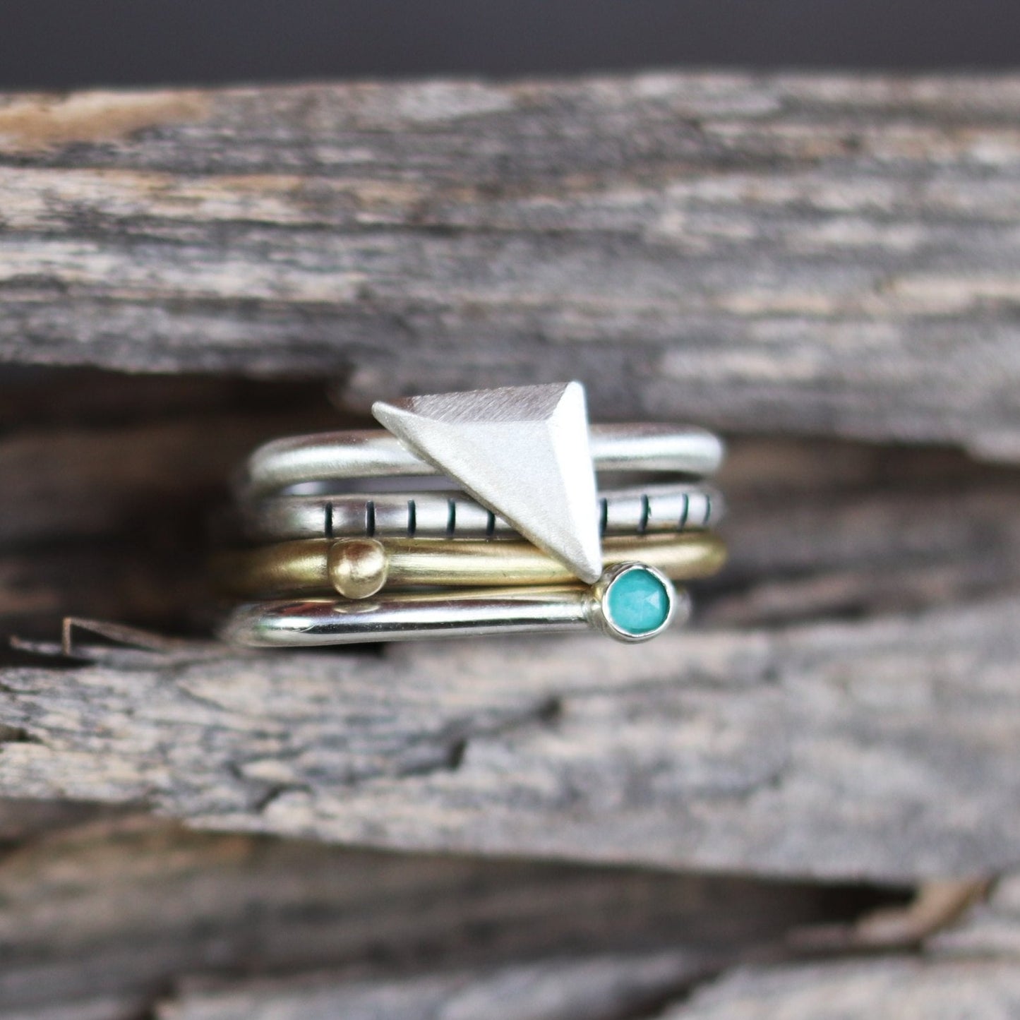 4U1 Escape the ordinary / square / ring
