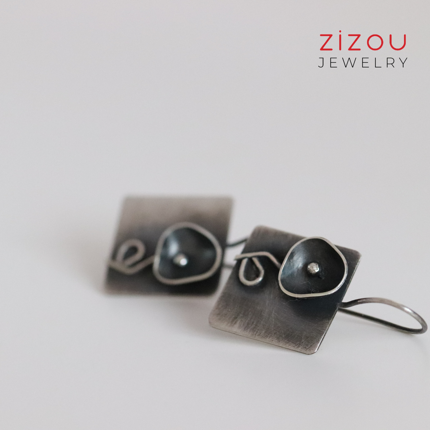 Black flower / earrings