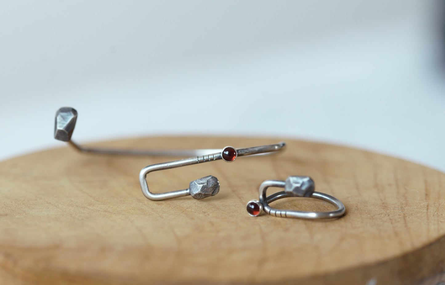 Stripes & Stones U / garnet / bracelet