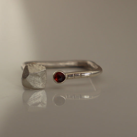 Stripes & Stones M / garnet / ring