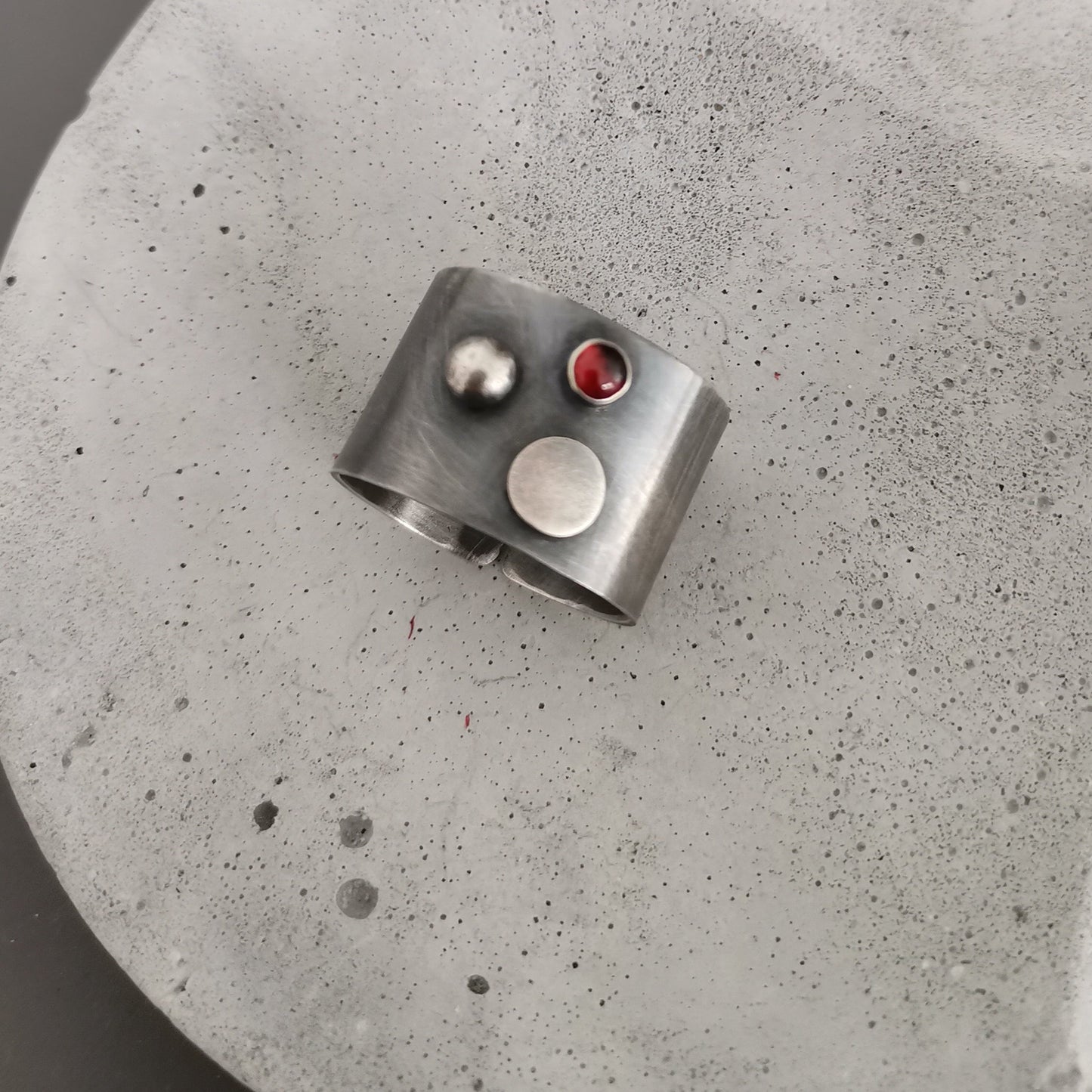 Dots / garnet / ring