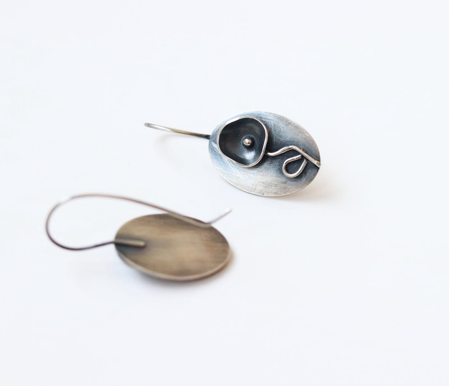 Black flower oval / earrings