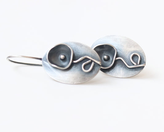 Black flower oval / earrings