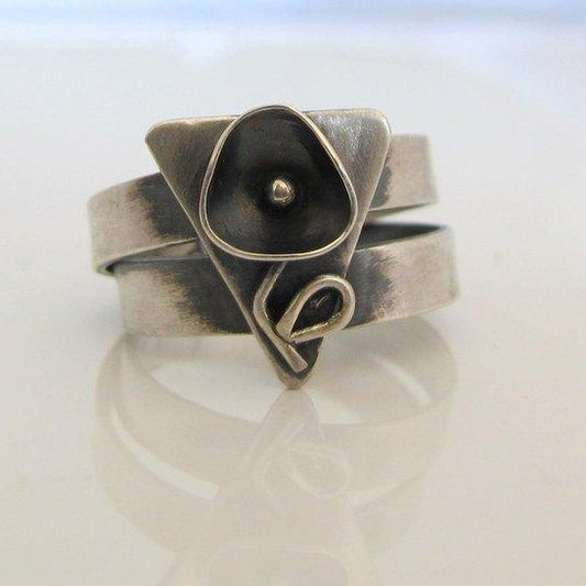 Black flower triangle / ring