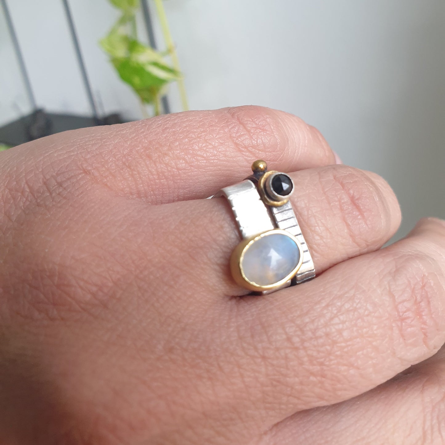 Crown ring 2-in-1 / black spinel moonstone