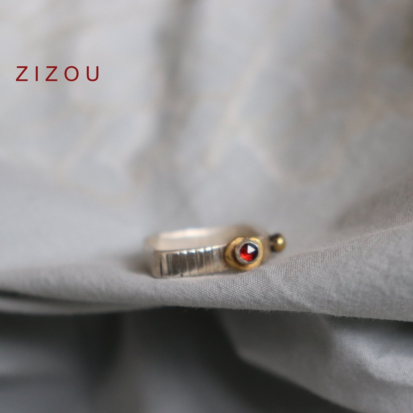 Crown ring / garnet