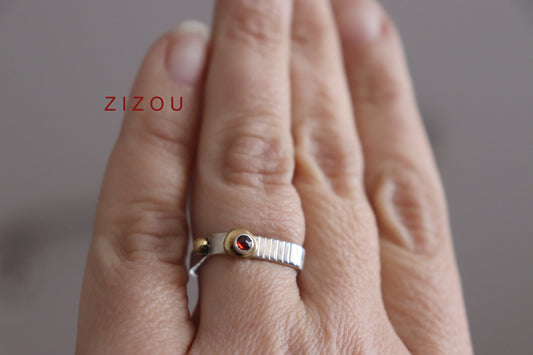 Crown ring / garnet