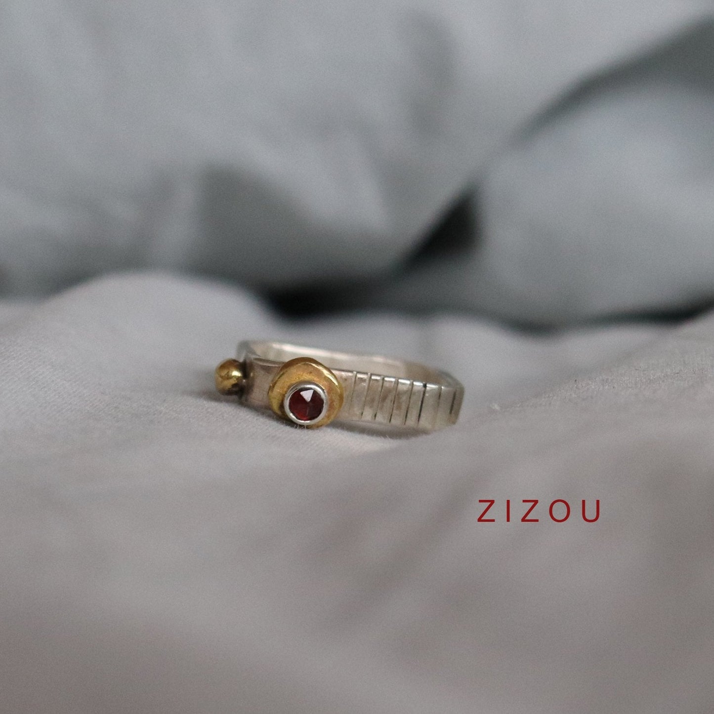 Crown ring / garnet