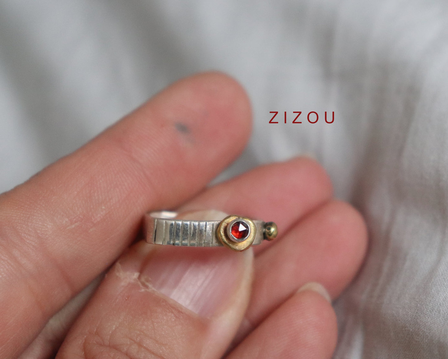 Crown ring / garnet