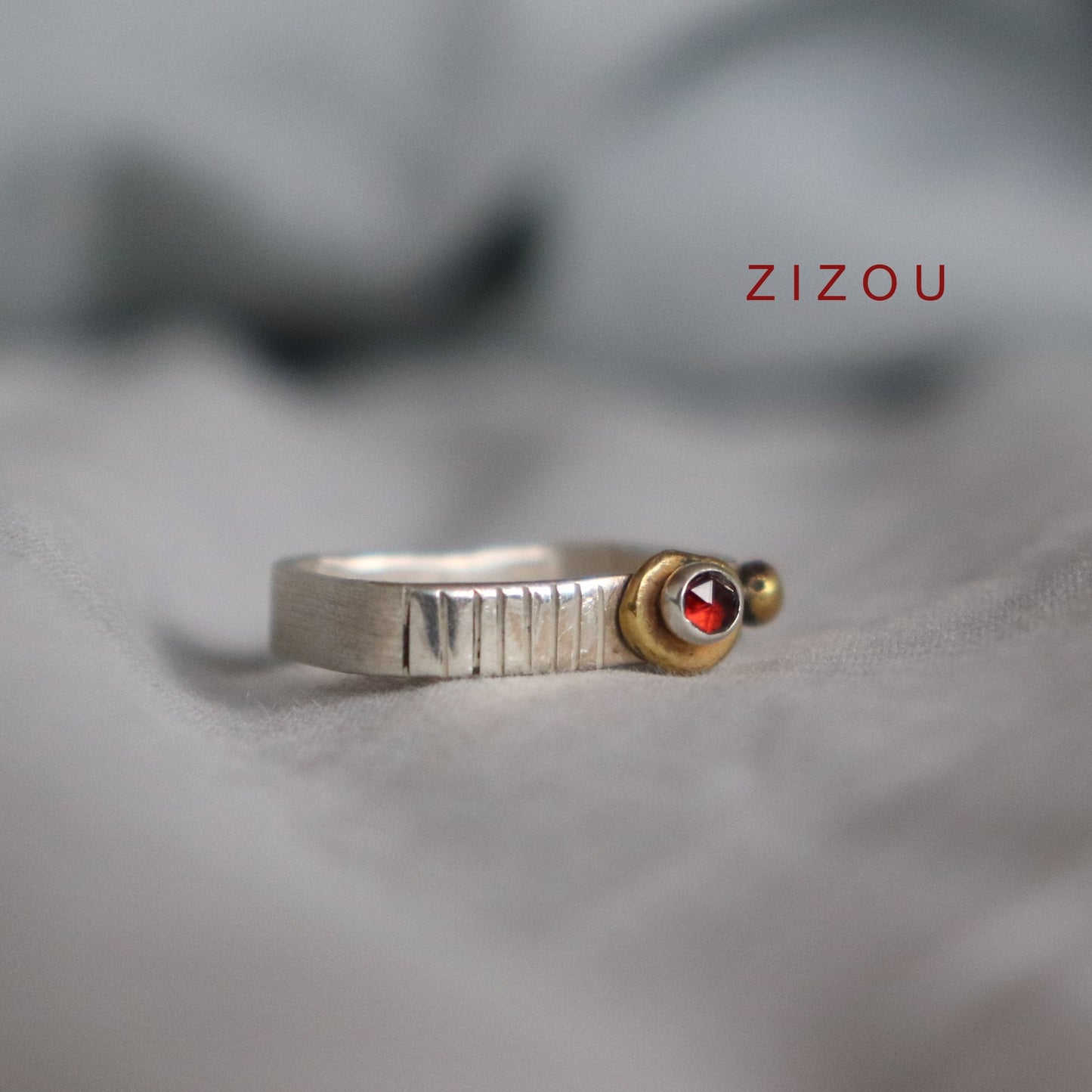 Crown ring / garnet