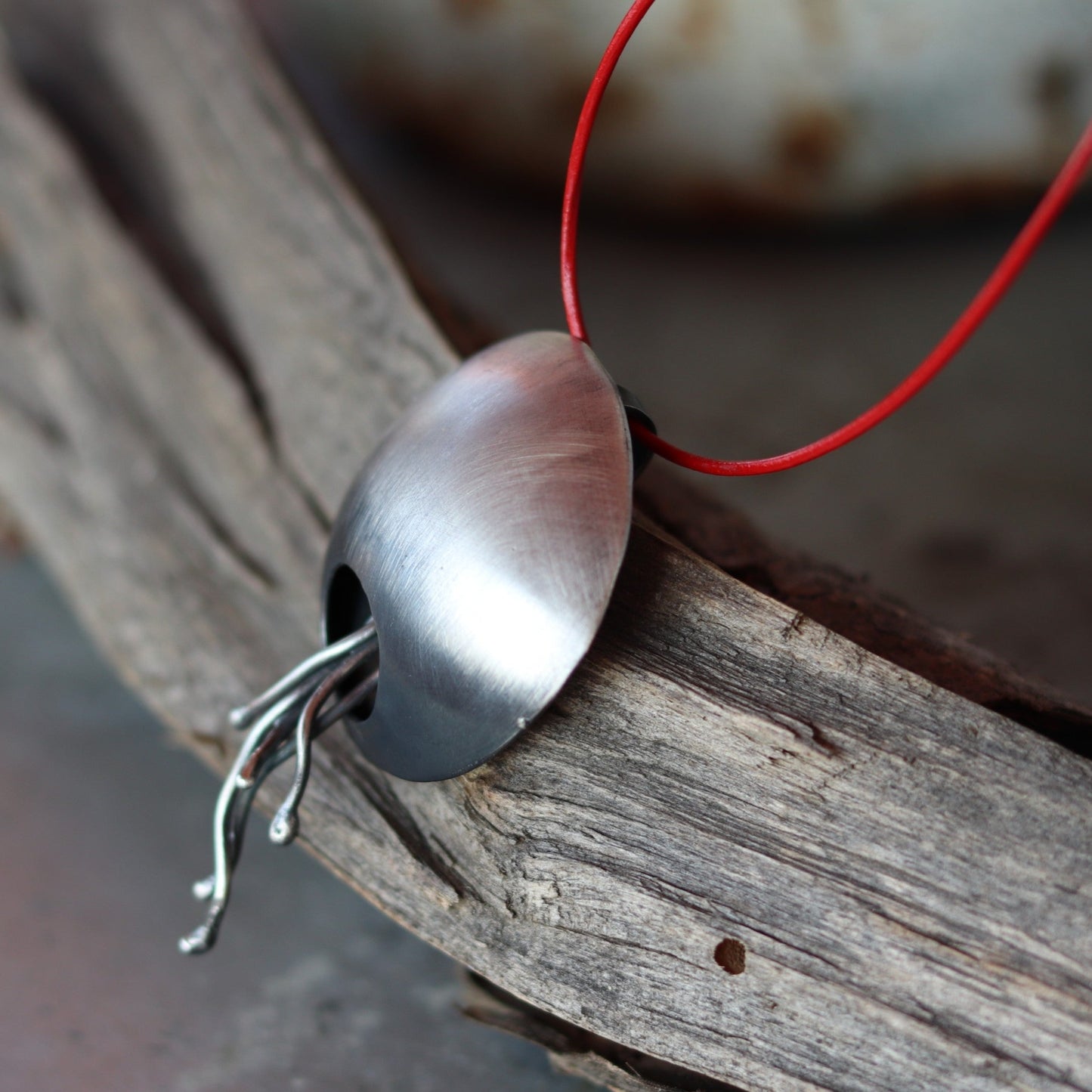 O / necklace L