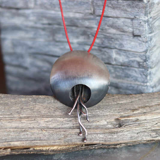 O / necklace L