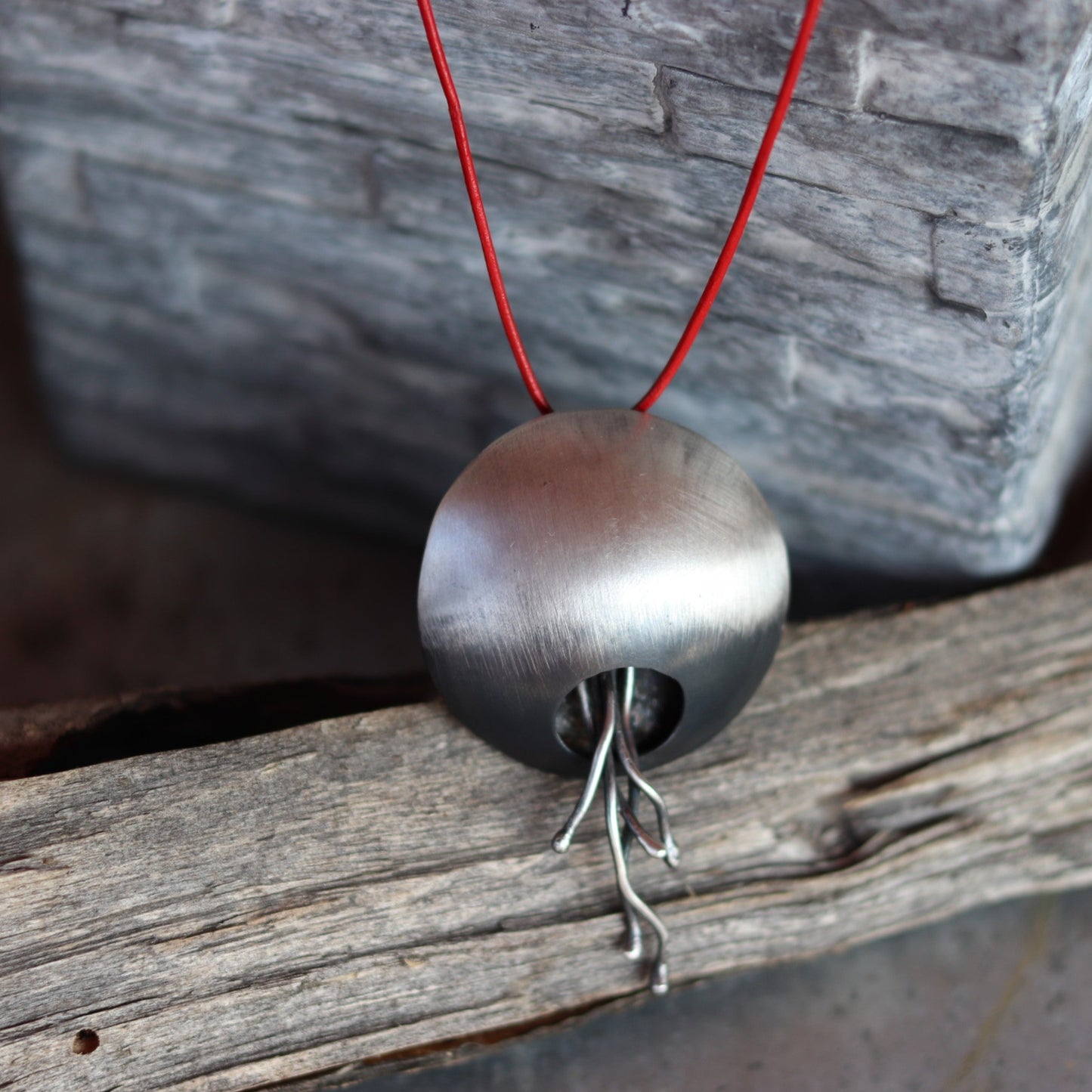 O / necklace L