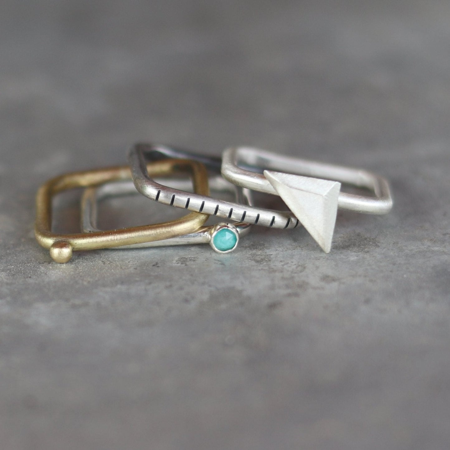 4U1 Escape the ordinary / square / ring