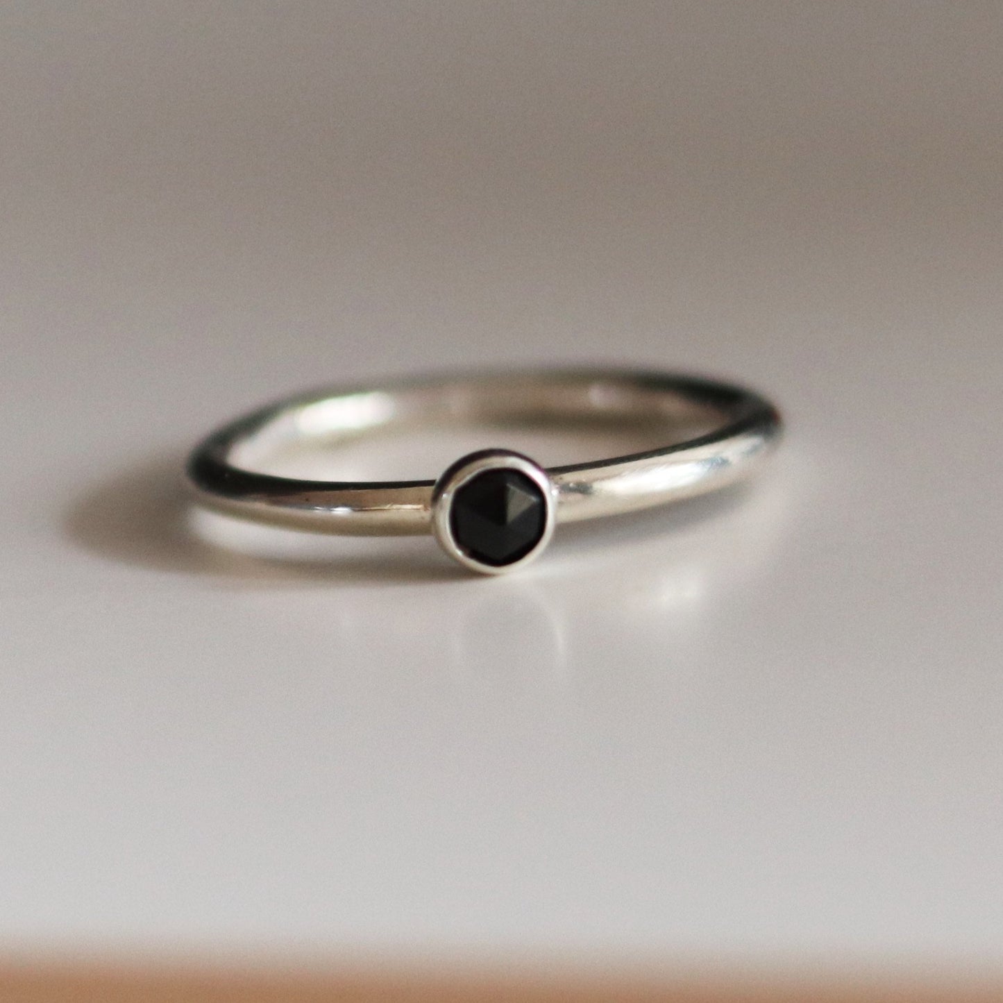 Minimal / spinel / round / ring