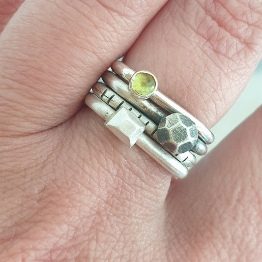 4U1 peridot / square / ring