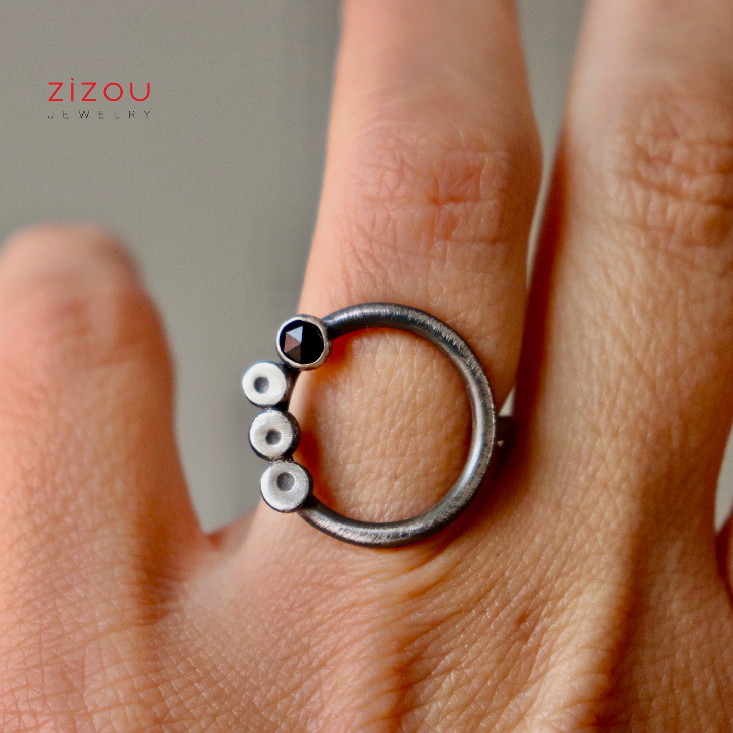 BuBBles / Black spinel / ring