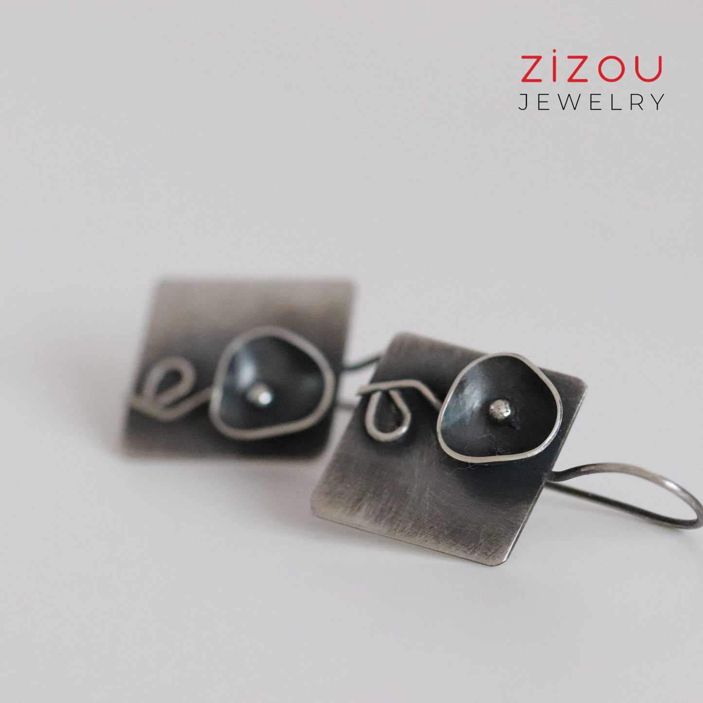 Black flower / earrings