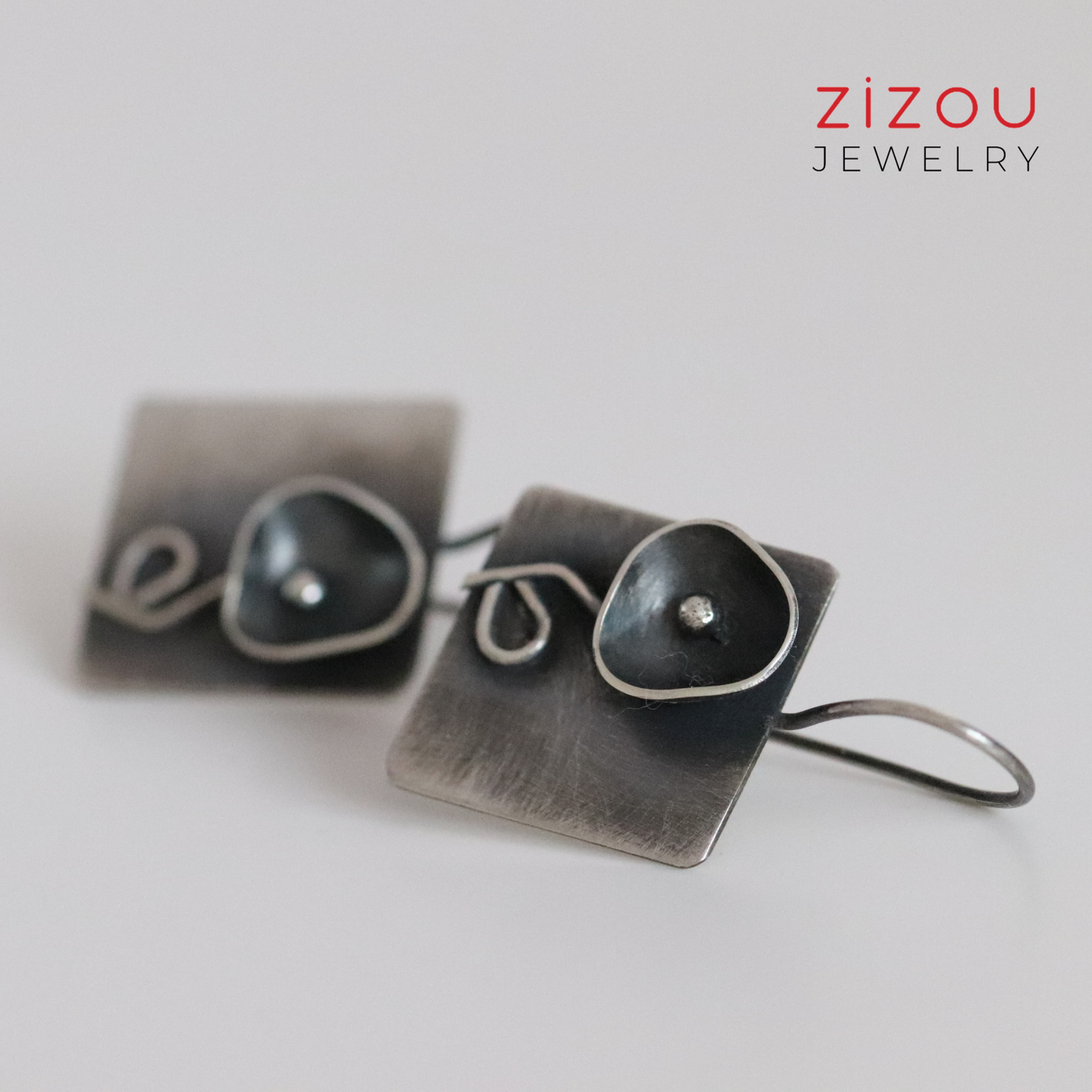 Black flower / earrings