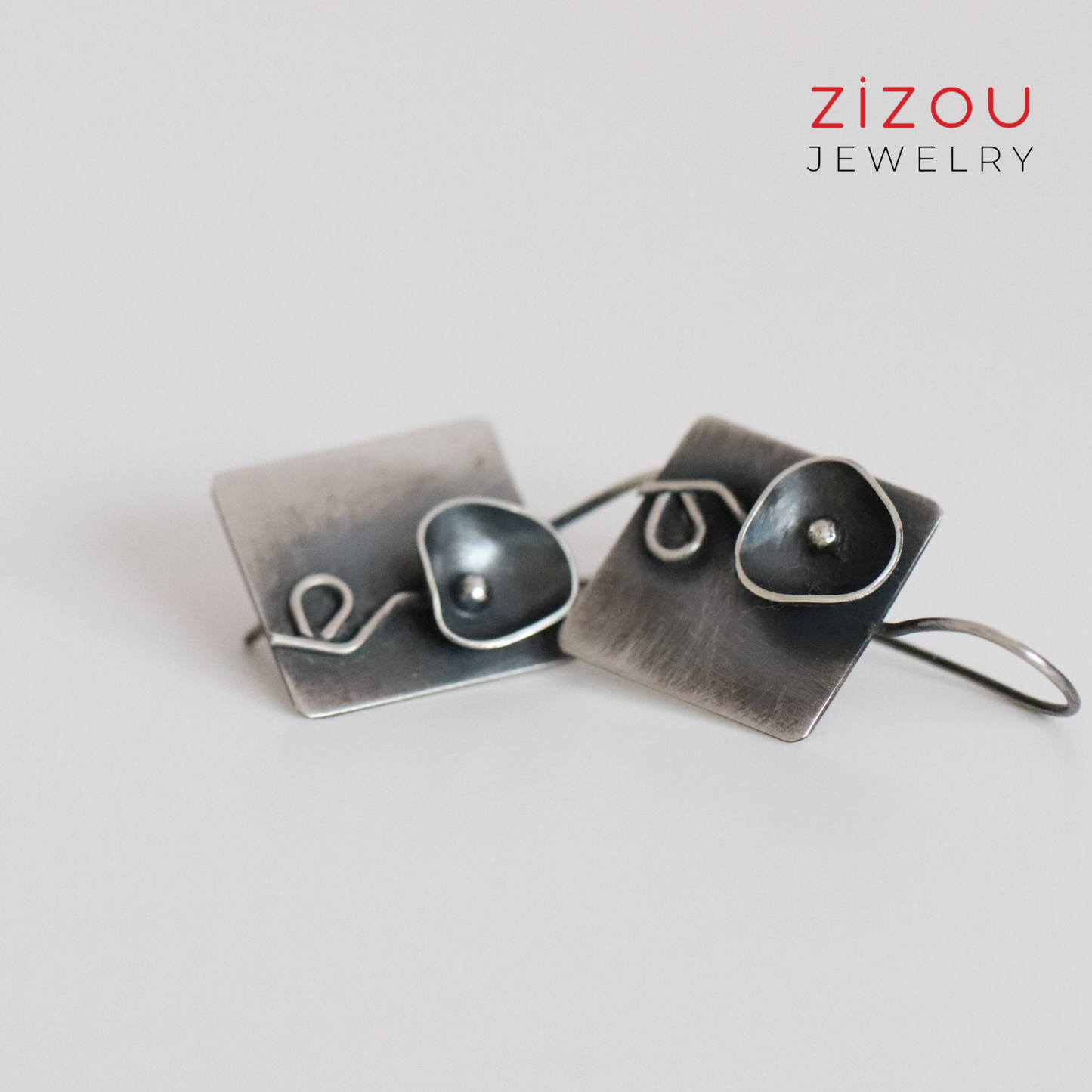 Black flower / earrings