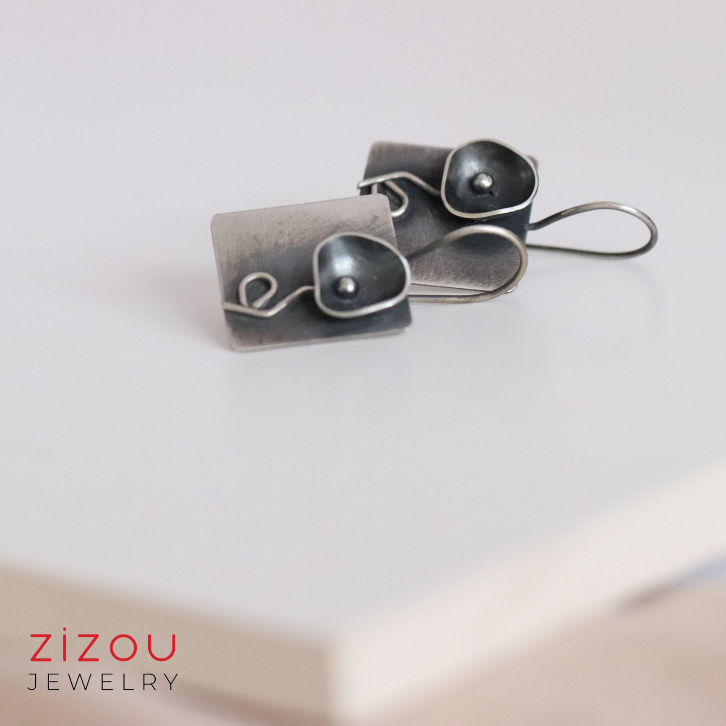 Black flower / earrings