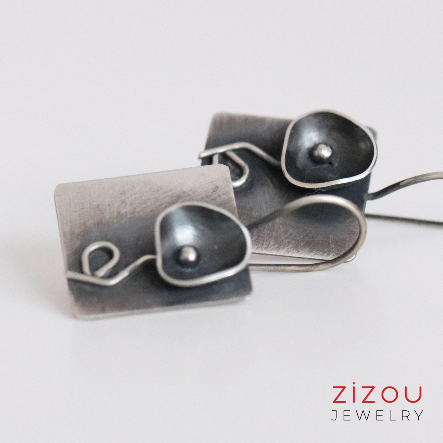 Black flower / earrings