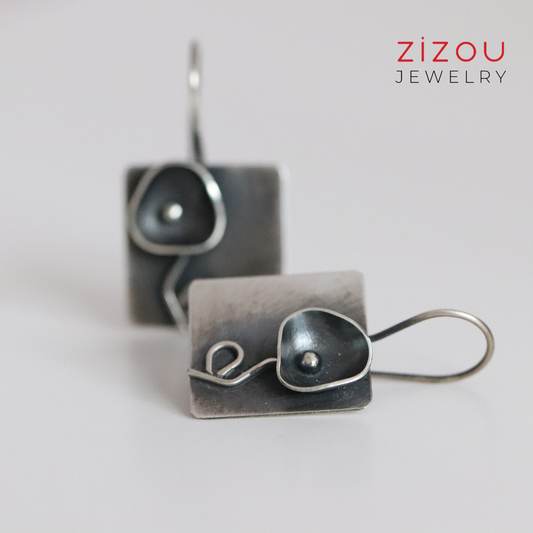 Black flower / earrings