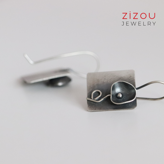Black flower / earrings