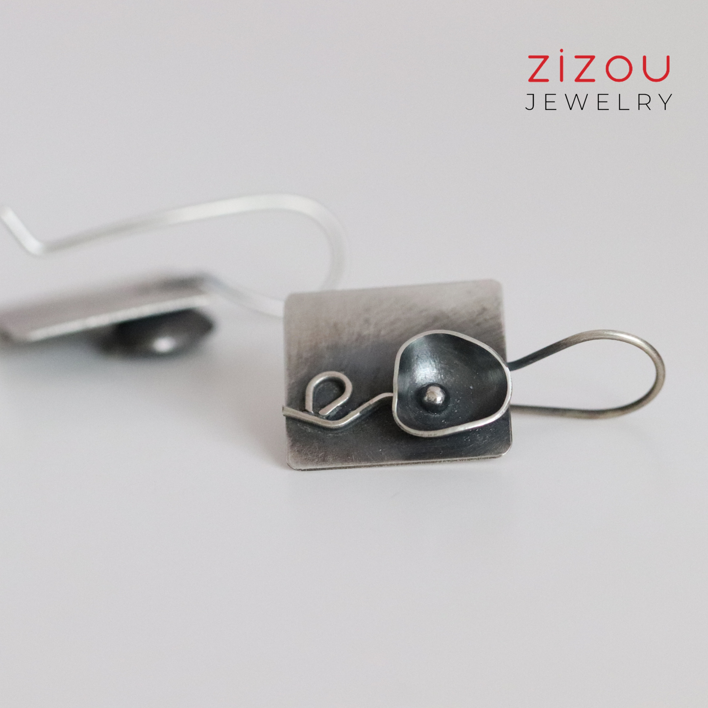 Black flower / earrings