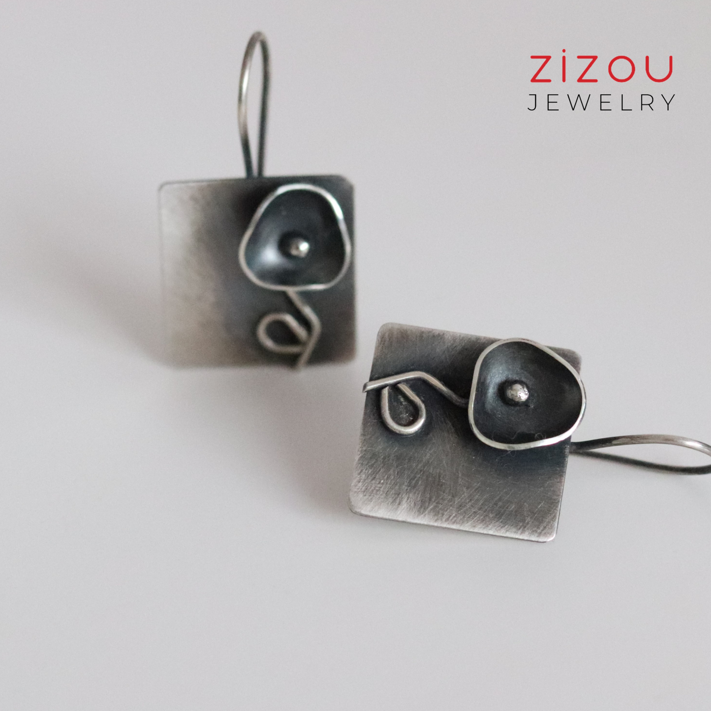 Black flower / earrings