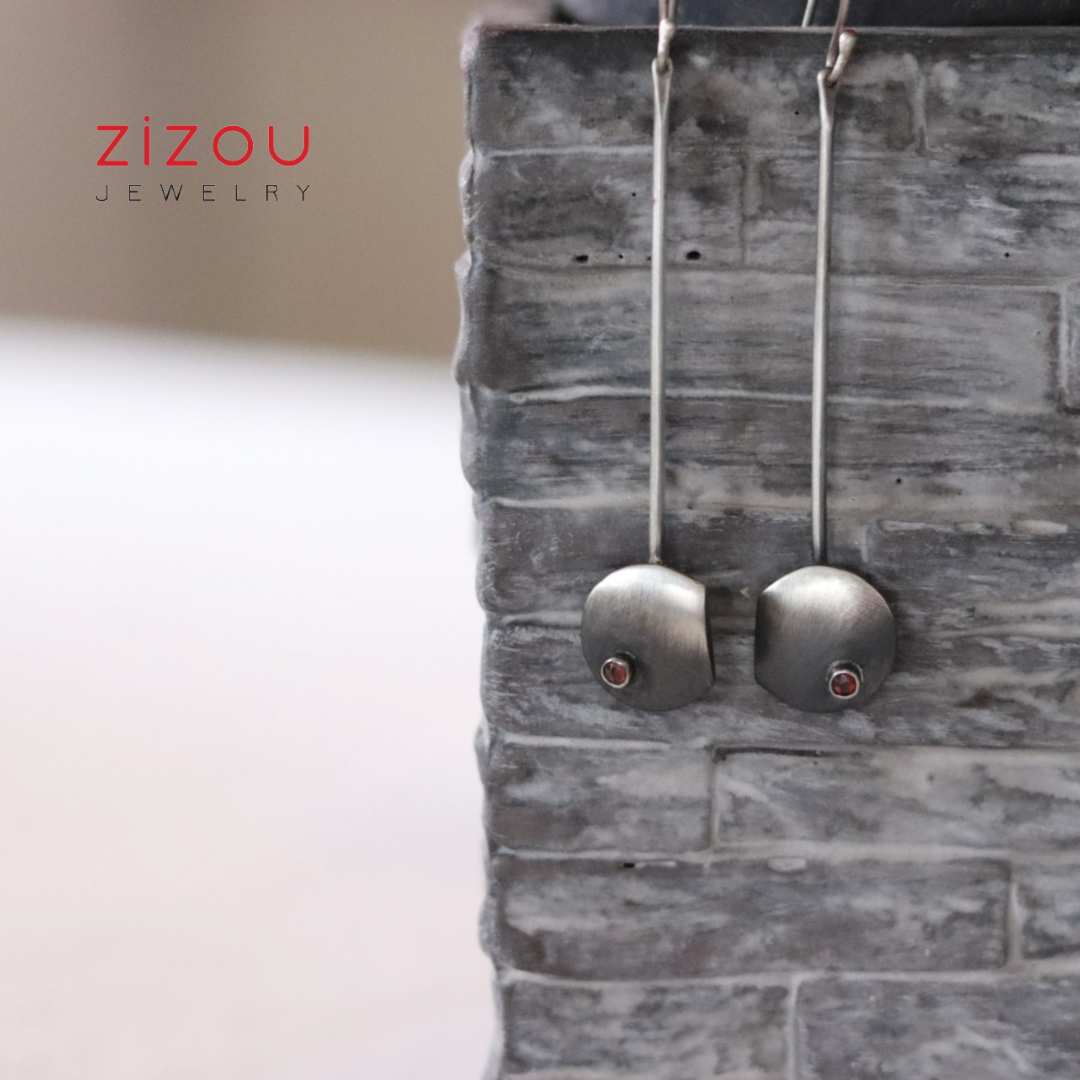 The Moon / garnet / earrings
