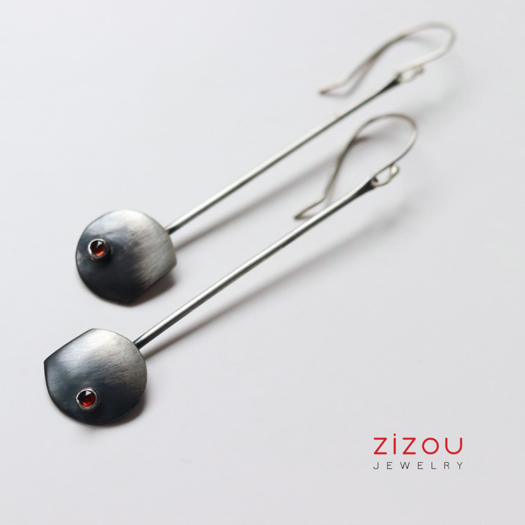 The Moon / garnet / earrings