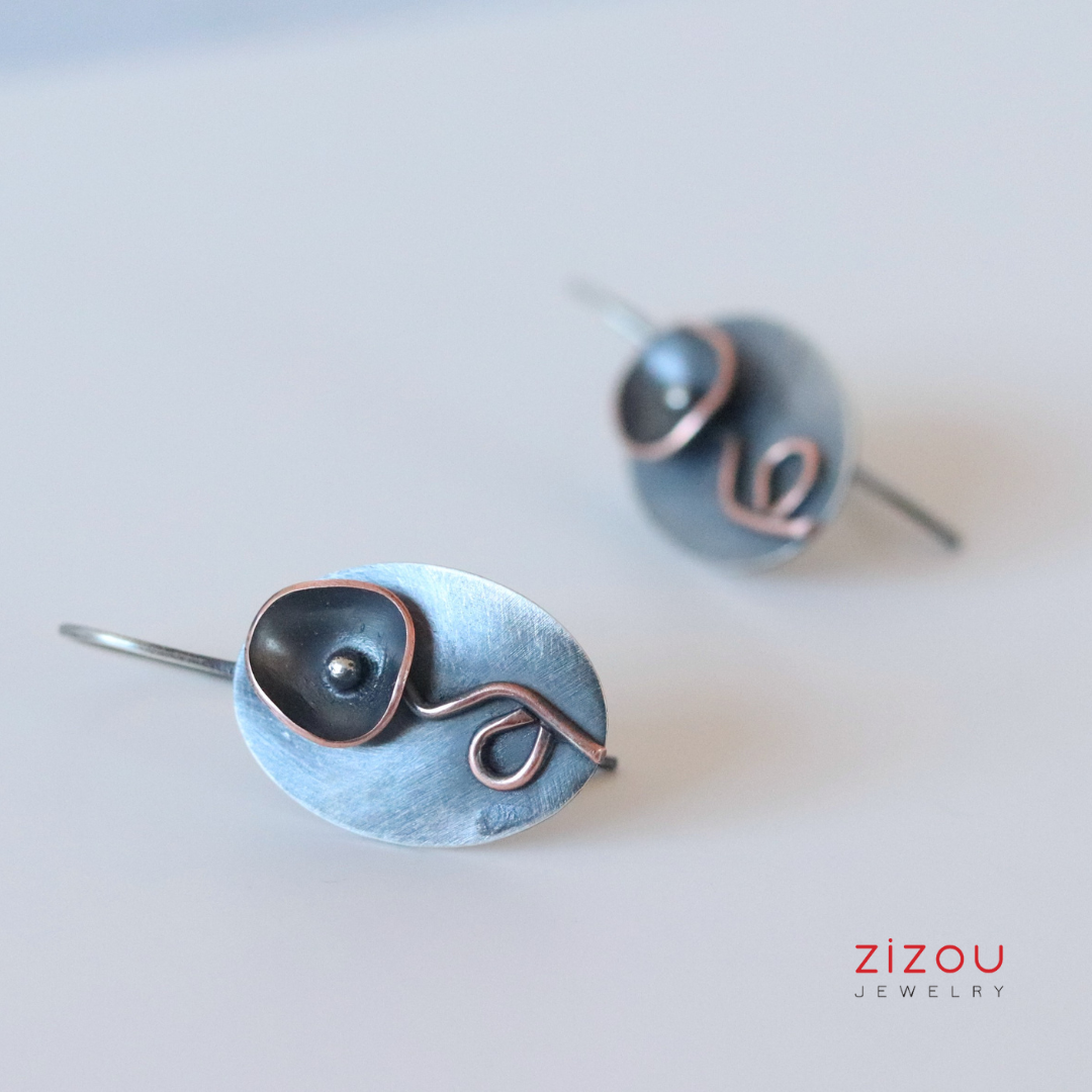 Black flower oval / mixed metal / earrings