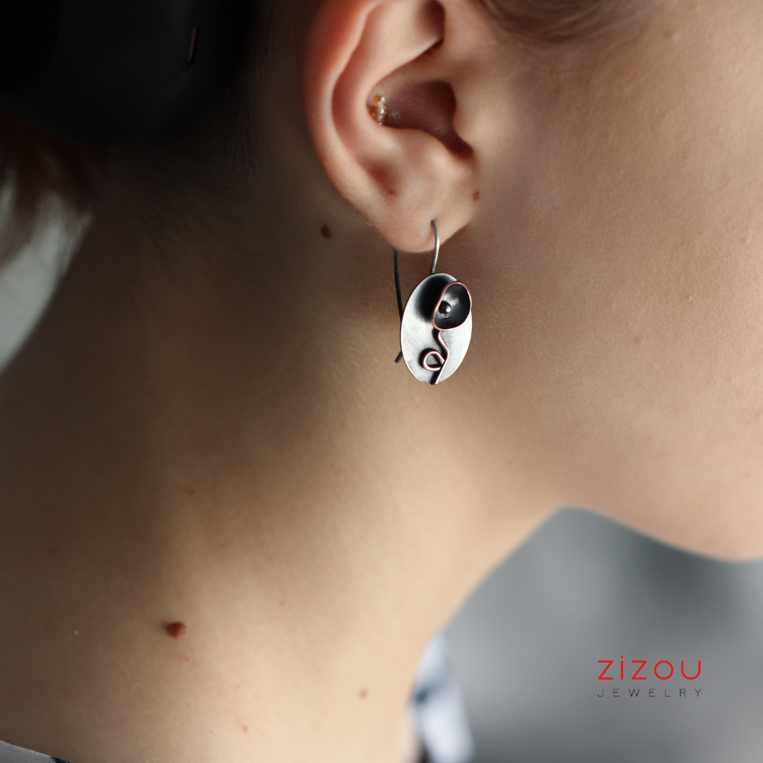 Black flower oval / mixed metal / earrings