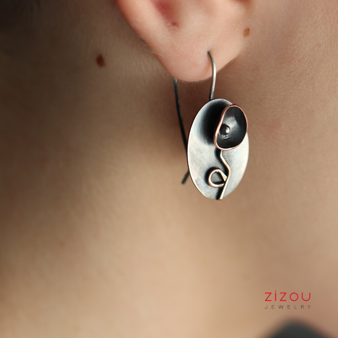 Black flower oval / mixed metal / earrings