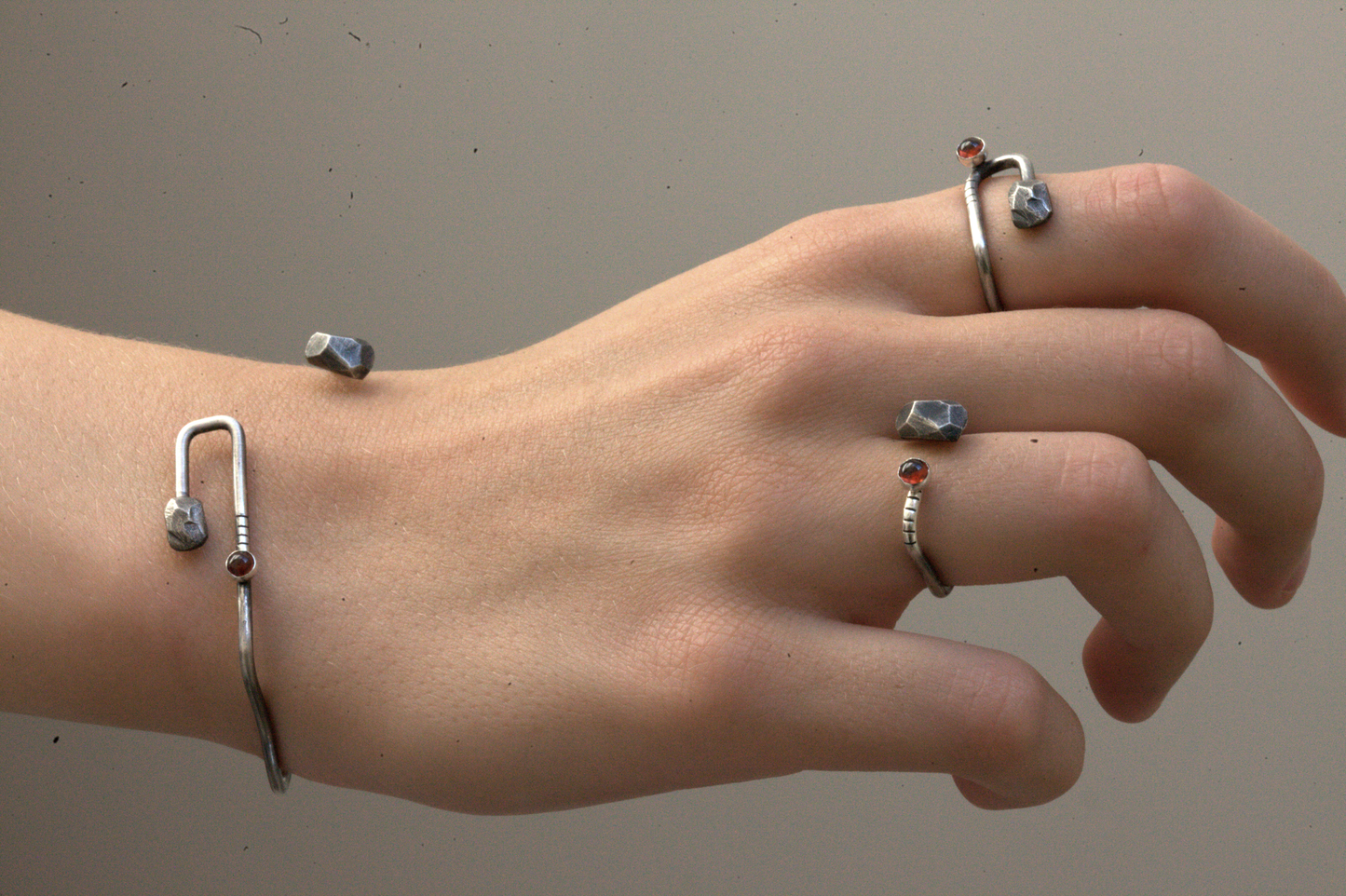 Stripes & Stones U / garnet / bracelet