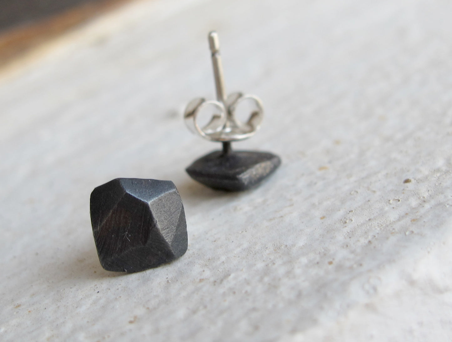 Stones M / Black / earrings