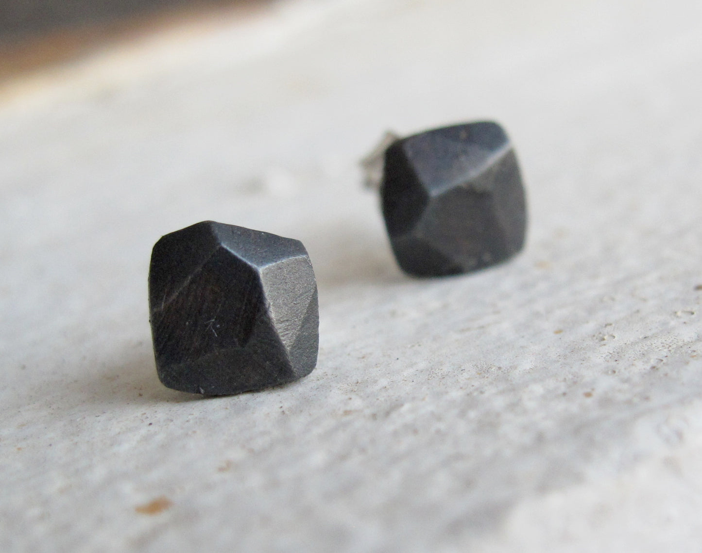 Stones M / Black / earrings