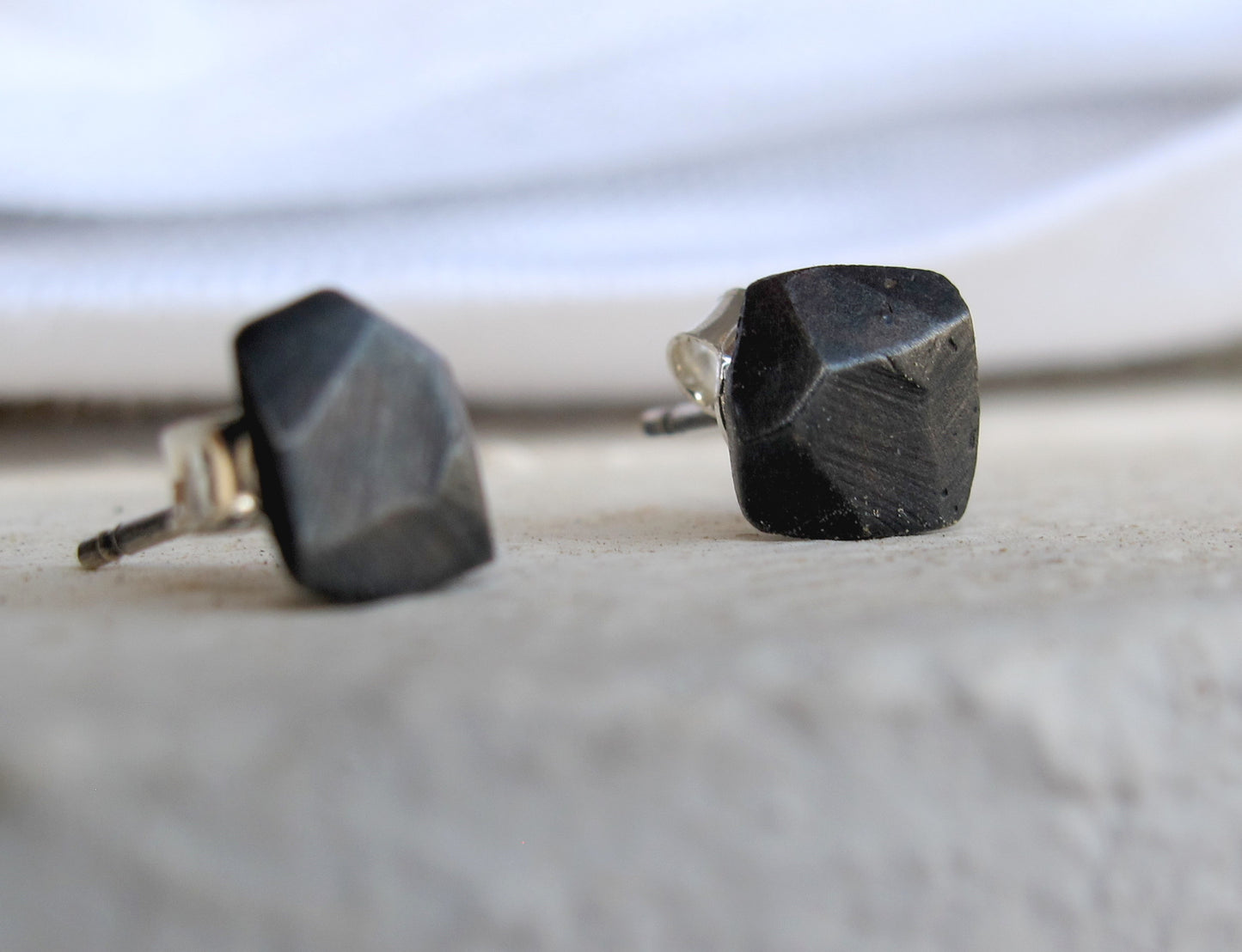 Stones M / Black / earrings