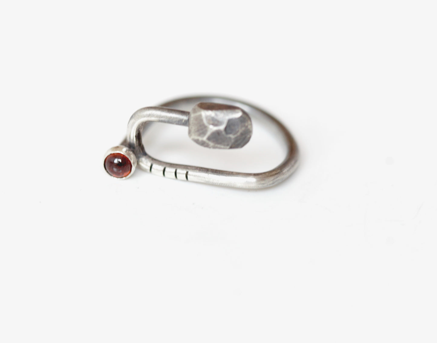 Stripes & Stones U / garnet / ring