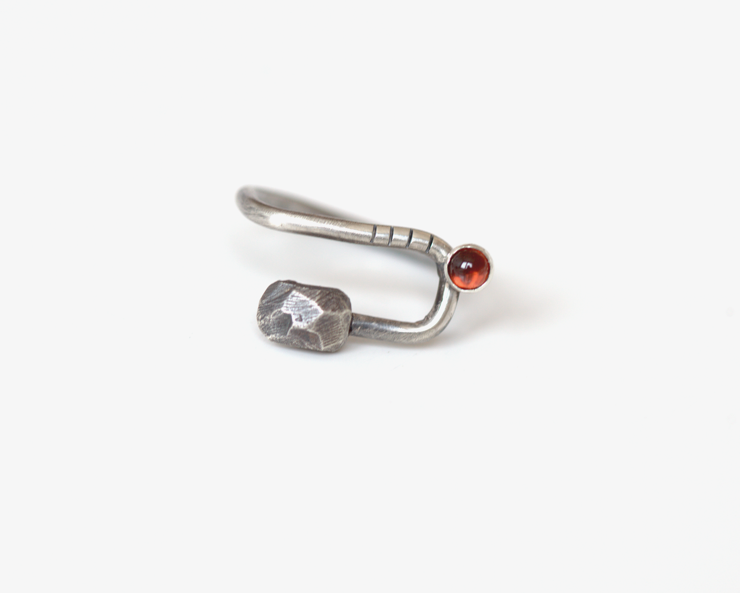 Stripes & Stones U / garnet / ring