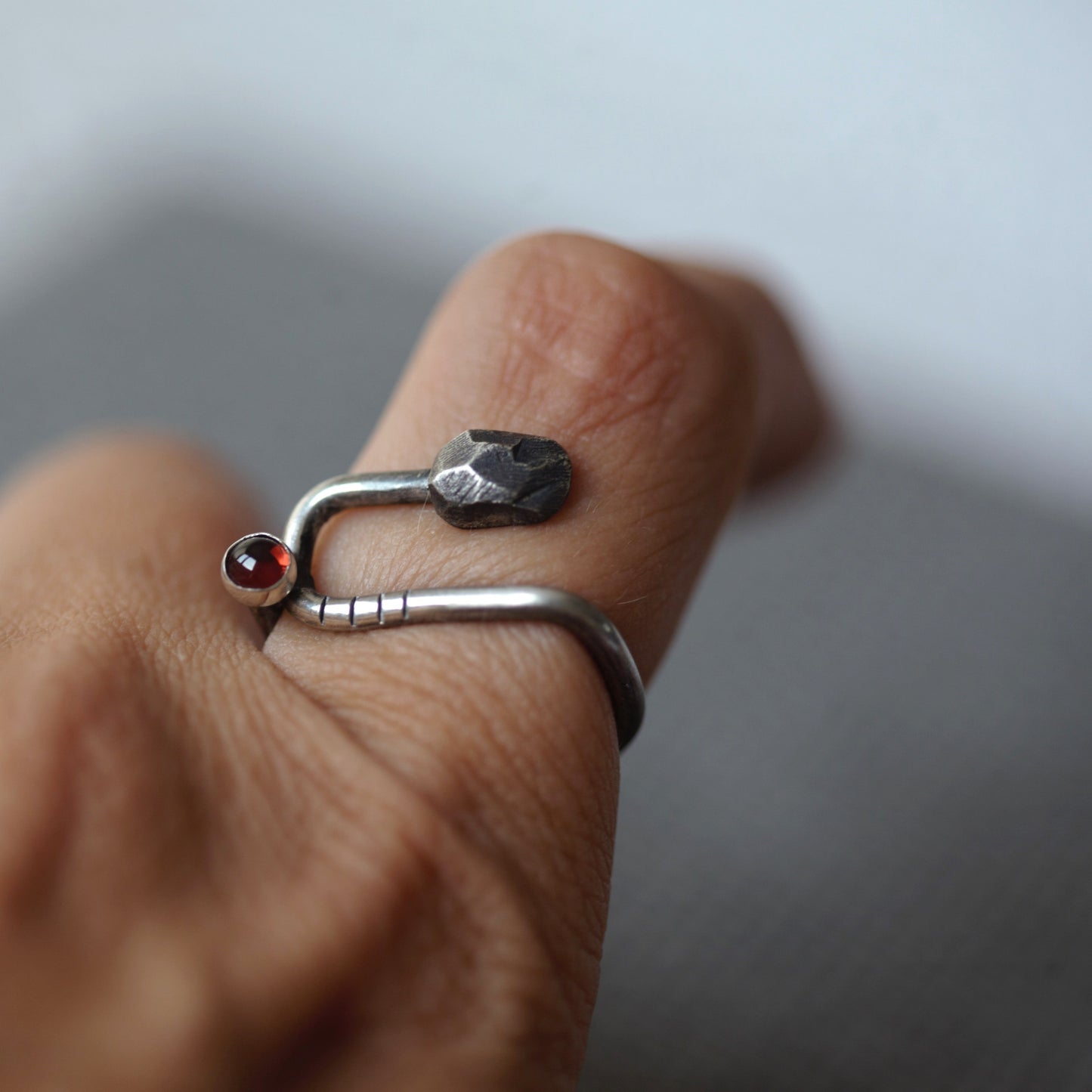 Stripes & Stones U / garnet / ring