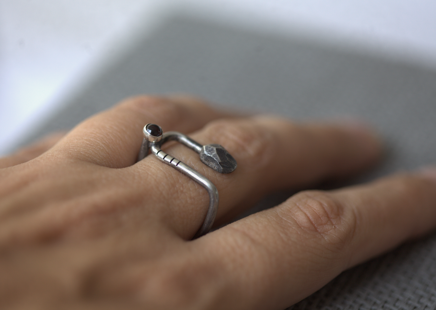 Stripes & Stones U / garnet / ring