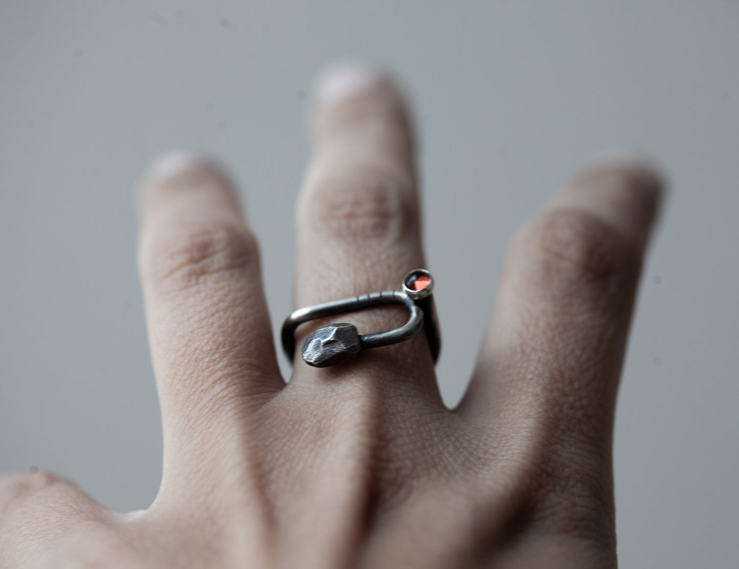 Stripes & Stones U / garnet / ring