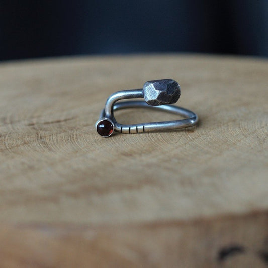 Stripes & Stones U / garnet / ring