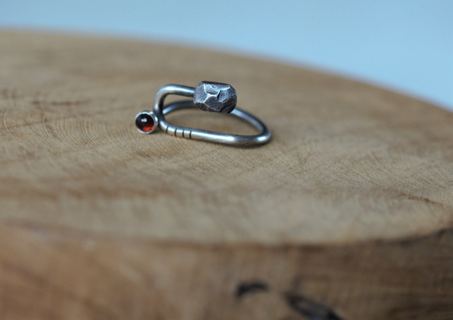 Stripes & Stones U / garnet / ring