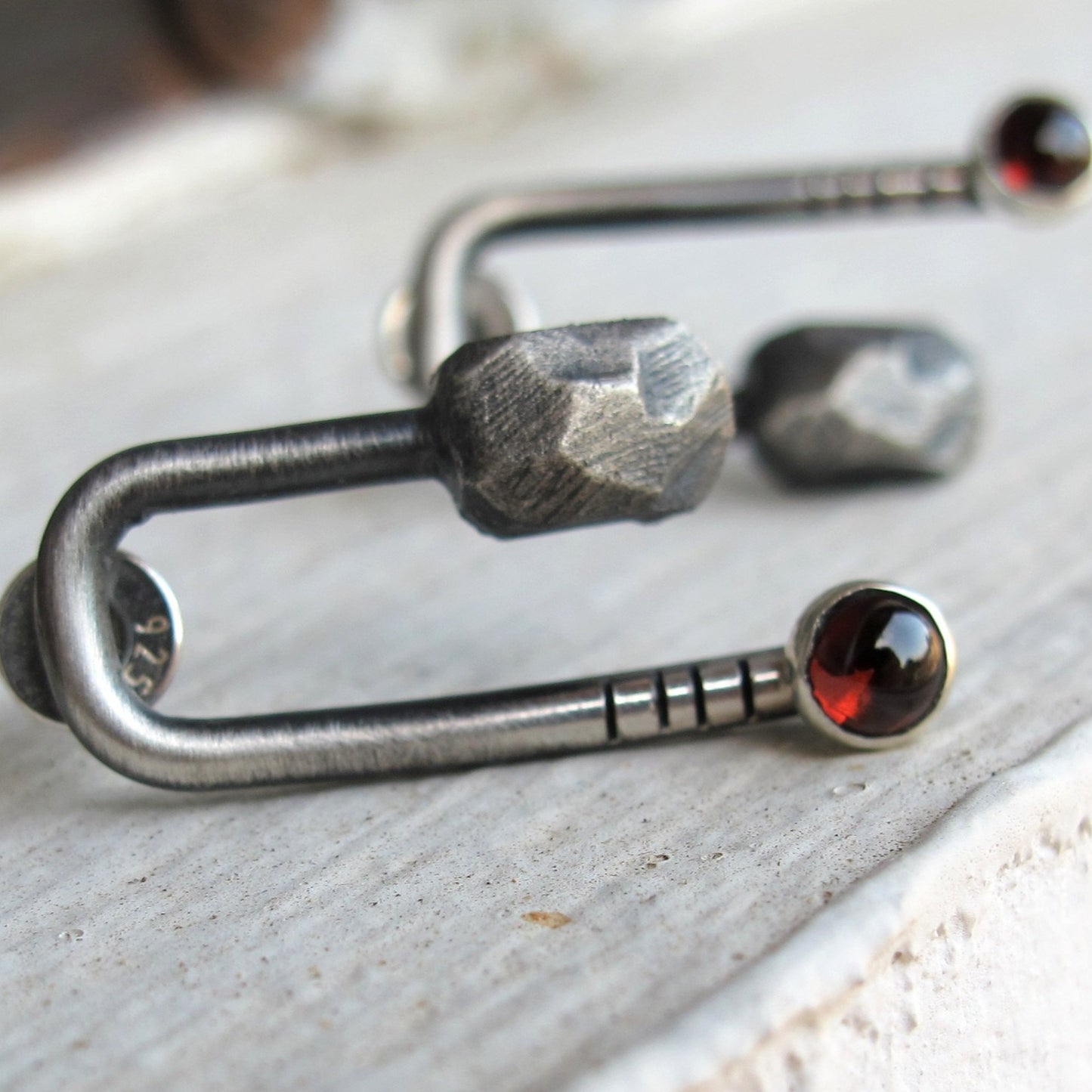 Stripes & Stones U / garnet / earrings