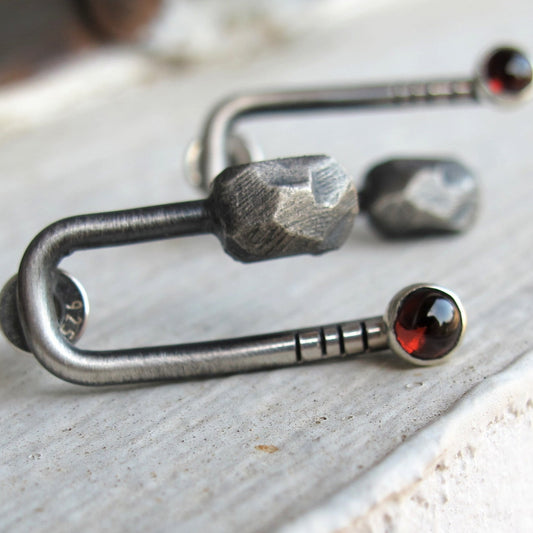Stripes & Stones U / garnet / earrings