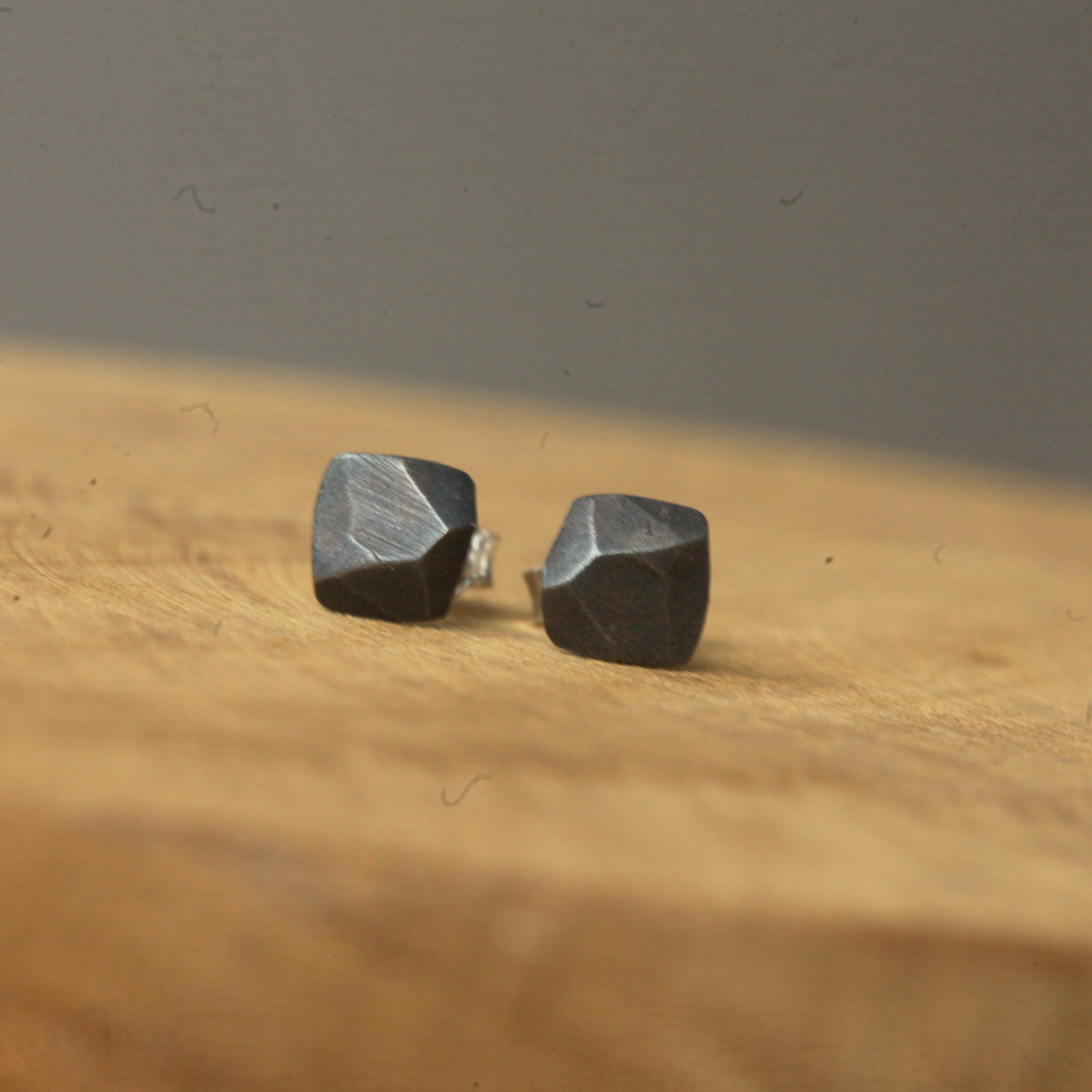 Stones M / Black / earrings