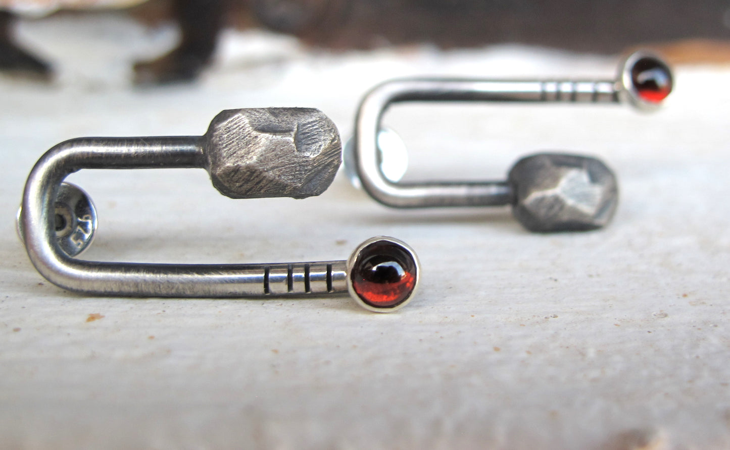 Stripes & Stones U / garnet / earrings